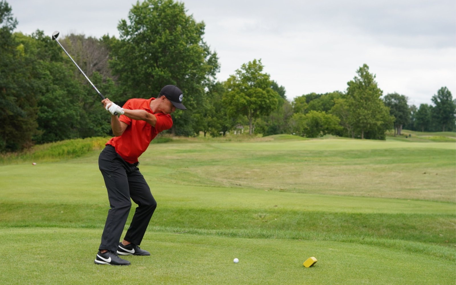 Scott Glodowski swinging in golf